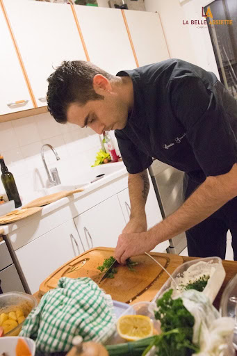 Chef Chefizy en train de préparer un repas batch cooking dans la cuisine d'un client à Lyon 2